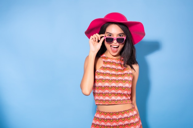 Mujer joven en traje elegante y gafas de sol