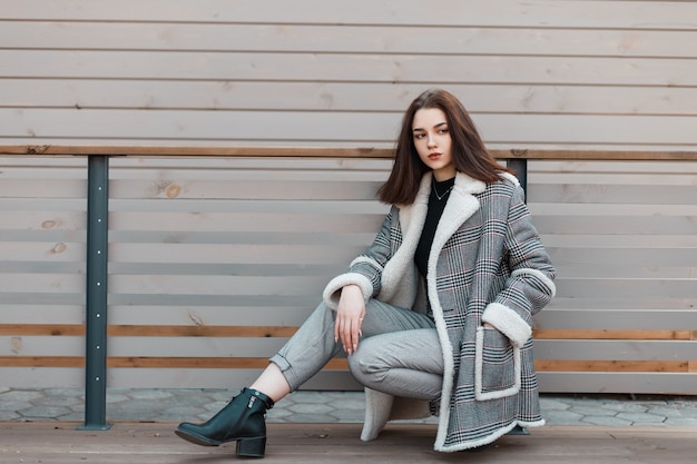 Mujer joven con traje de moda en la calle