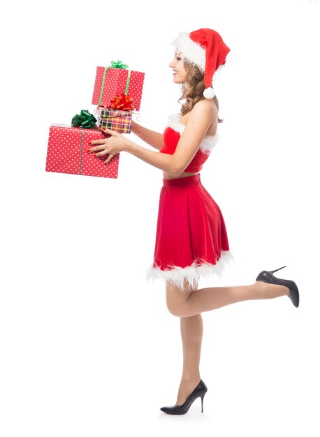 Mujer joven en un traje de Navidad sobre un fondo blanco.