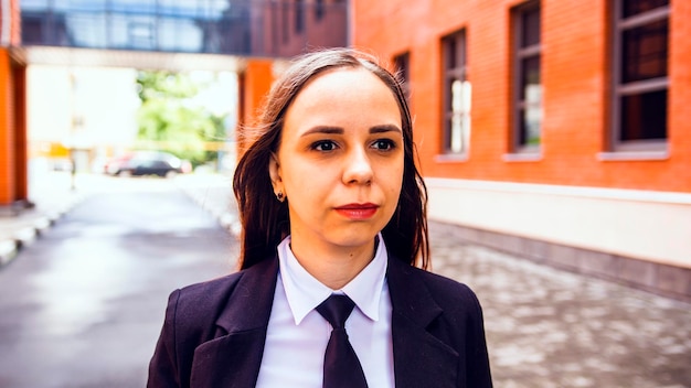 mujer joven, en, traje de negocios, en, calle de la ciudad