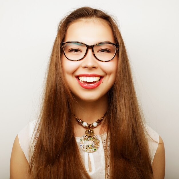 Mujer joven tranquila y amigable con gafas