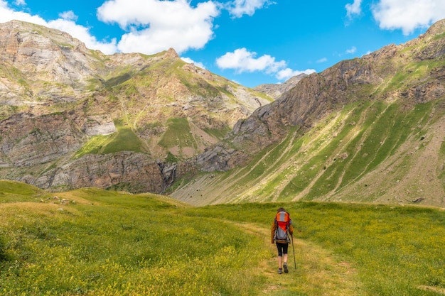 Una mujer joven en trekking de montaña con su hijo en el valle de Ripera Pirineos