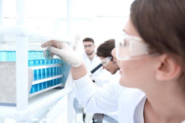 Mujer joven con tubos de ensayo en el laboratorio.