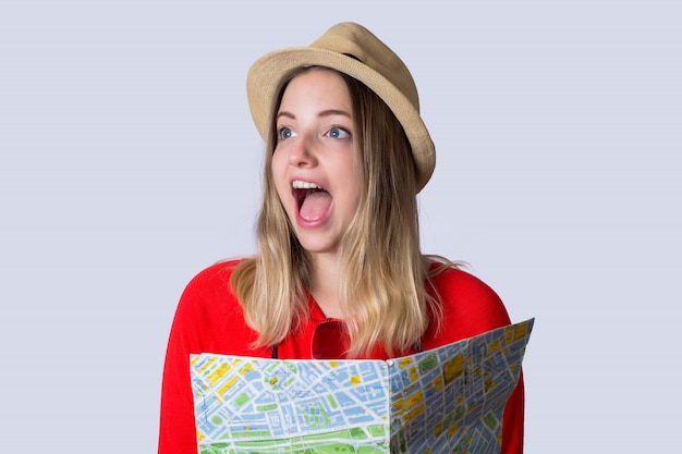 Mujer joven turista con mapa.