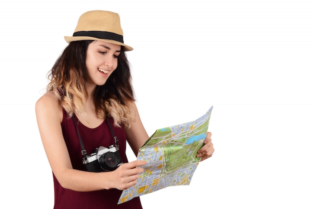 Foto mujer joven turista mirando el mapa.