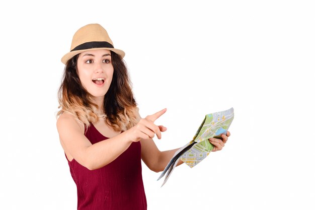 Mujer joven turista mirando el mapa.