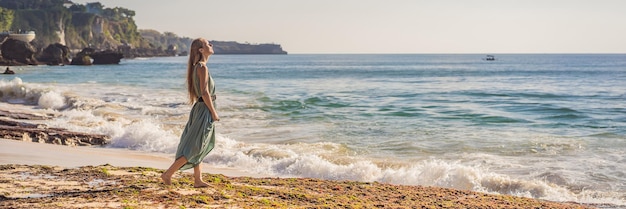 Mujer joven turista en pantai tegal wangi beach bali island indonesia bali travel concept banner