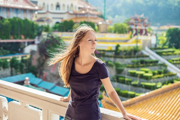 Mujer joven turista en el templo budista Kek Lok Si en Penang, Malasia, Georgetown