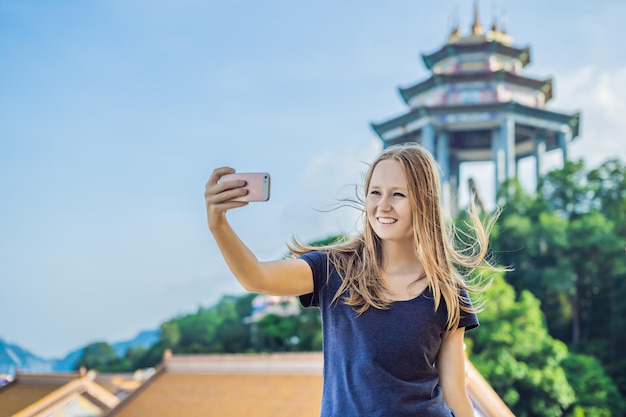 Mujer joven turista en el templo budista kek lok si en penang malasia georgetown