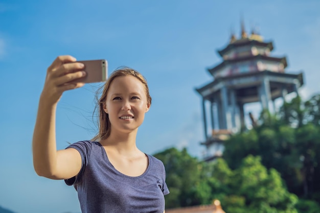 Mujer joven turista en el templo budista kek lok si en penang malasia georgetown