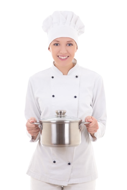 Mujer joven en uniforme de chef sosteniendo una cacerola aislado sobre fondo blanco.
