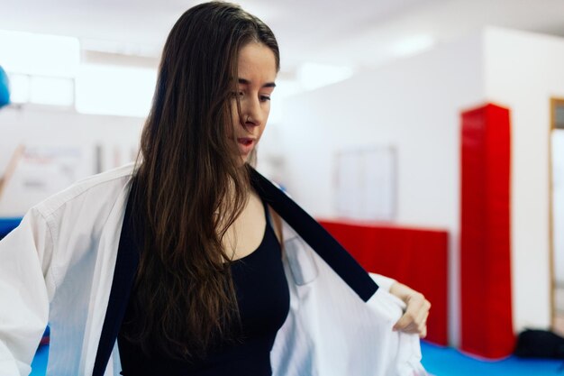 Foto mujer joven con uniforme en el gimnasio