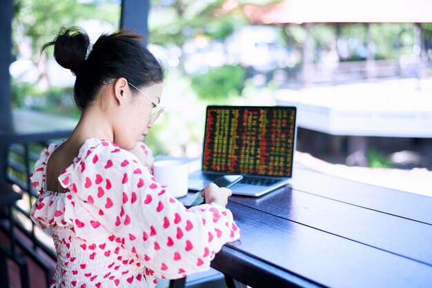 Mujer joven usando una computadora portátil en un café