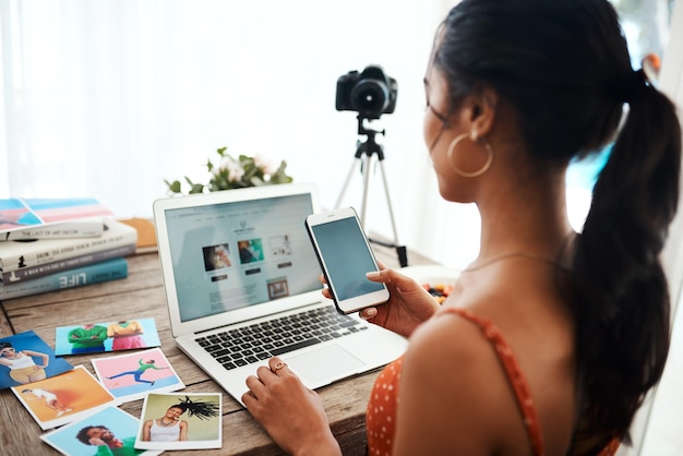 Foto mujer joven usando una computadora portátil en casa