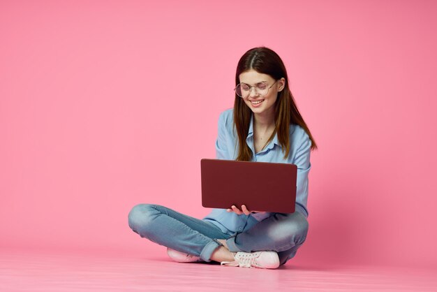 Foto mujer joven usando una computadora portátil en casa