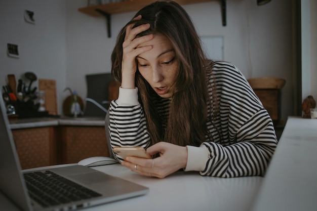 Mujer joven usando una computadora portátil en casa