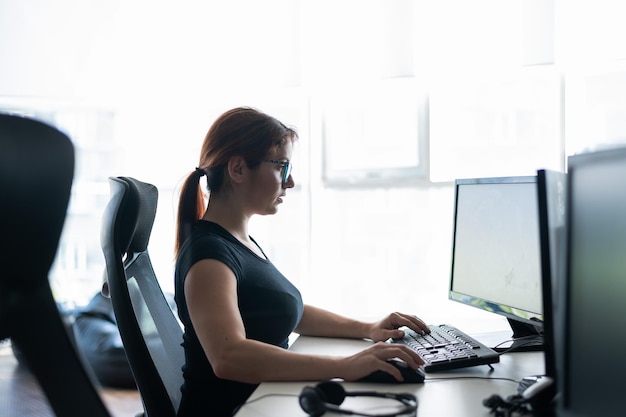 Mujer joven usando una computadora portátil en casa