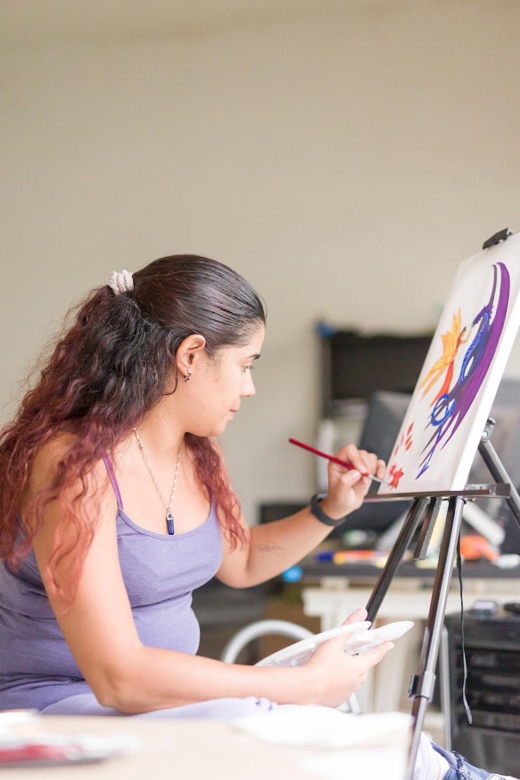 Foto mujer joven usando una computadora portátil en casa