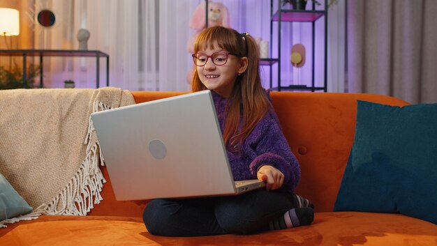 Mujer joven usando una computadora portátil en casa