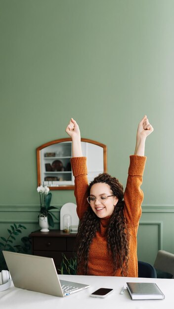 Foto mujer joven usando una computadora portátil en casa