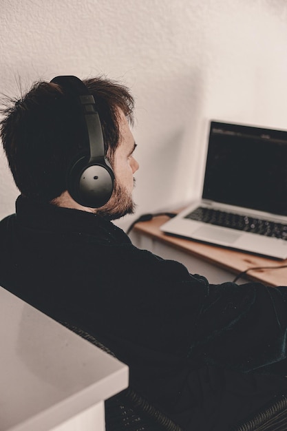 Mujer joven usando una computadora portátil en casa
