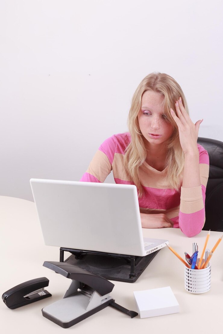 Foto mujer joven usando una computadora portátil contra un fondo blanco