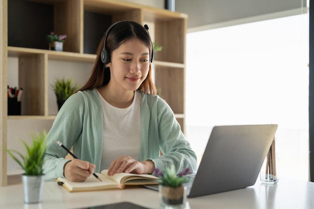 Mujer joven usando computadora portátil en la mesa