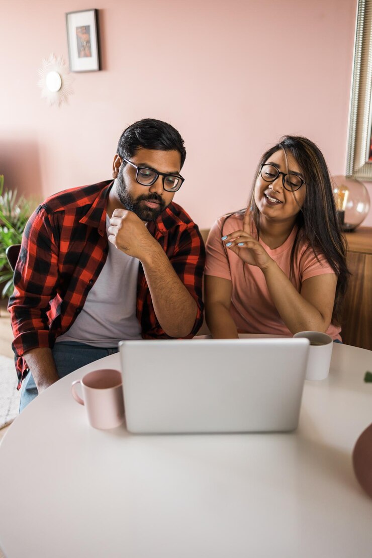 Foto mujer joven usando computadora portátil en la mesa