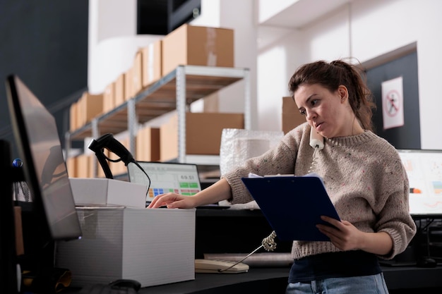 Foto mujer joven usando una computadora portátil en la oficina