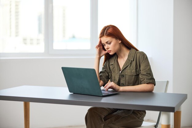 Mujer joven usando una computadora portátil en la oficina