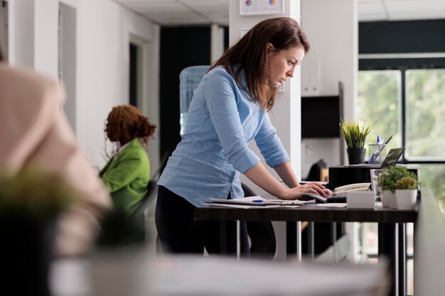 Mujer joven usando computadora portátil en la oficina