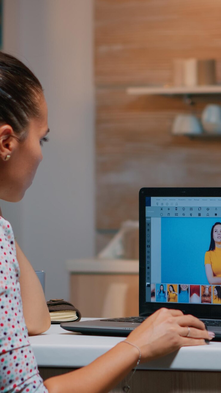 Foto mujer joven usando una computadora portátil en la oficina