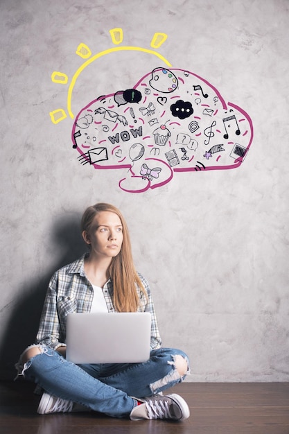 Mujer joven usando una computadora portátil