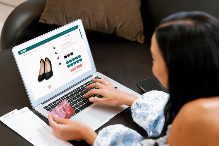 Foto mujer joven usando portátil con tarjeta de crédito para banca por internet blithe