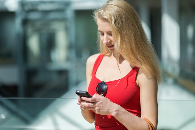 Mujer joven usando su teléfono celular