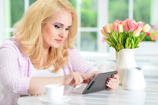 Mujer joven usando la tablet