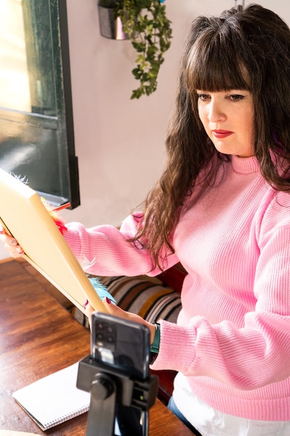 Foto mujer joven usando una tableta digital