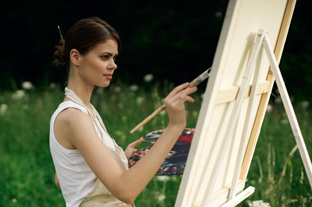 Foto mujer joven usando una tableta digital