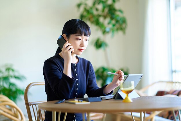 Foto mujer joven usando una tableta