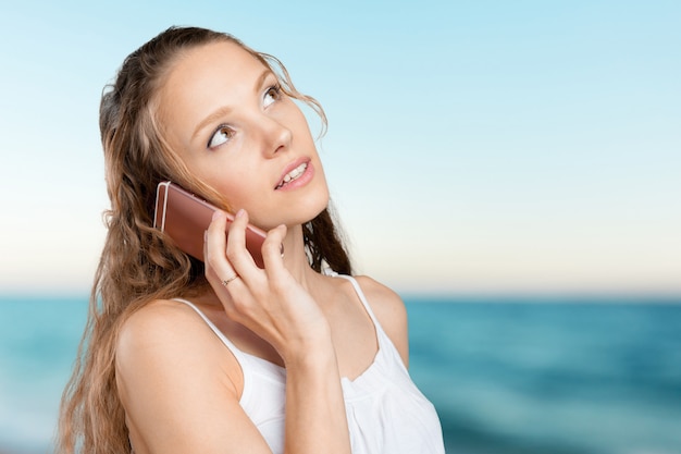 Mujer joven usando un teléfono celular