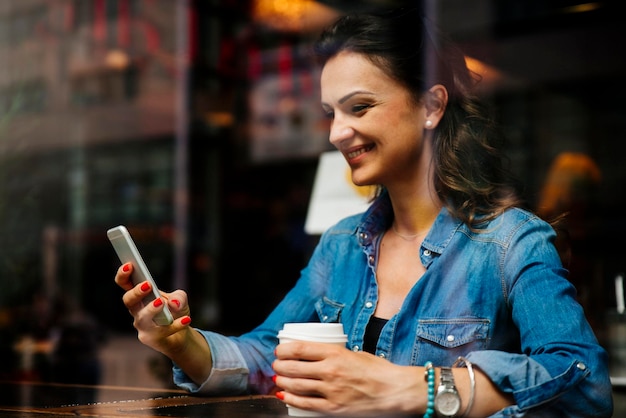 Mujer joven usando teléfono inteligente