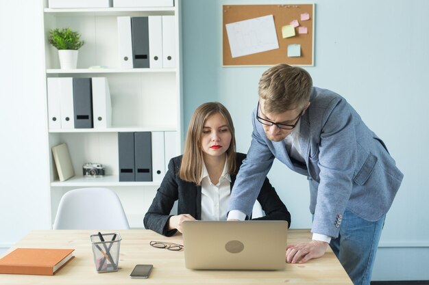 Foto mujer joven usando el teléfono mientras está sentada en la mesa