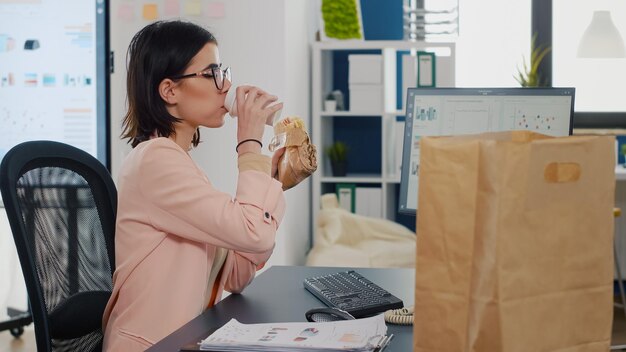 Foto mujer joven usando teléfono móvil en la mesa