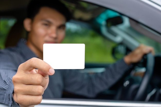 Foto mujer joven usando teléfono móvil mientras está sentada en el coche