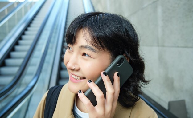 Mujer joven usando teléfono móvil