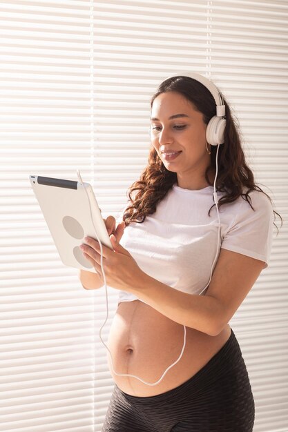 Foto mujer joven usando teléfono móvil