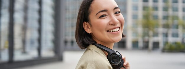 Mujer joven usando teléfono móvil