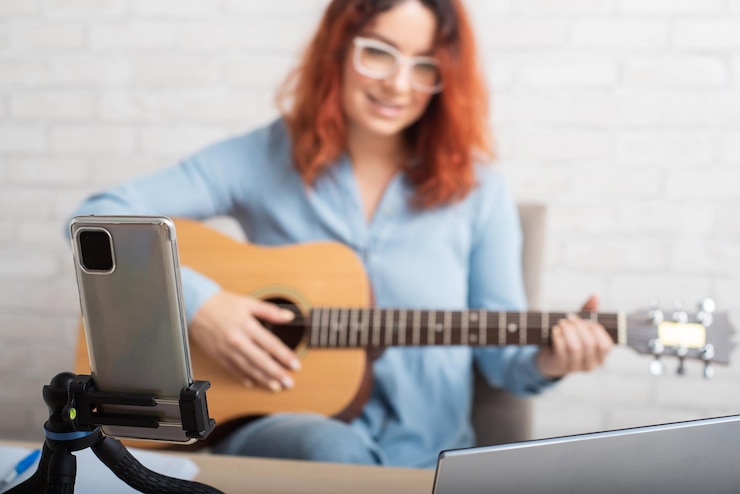 Foto mujer joven usando teléfono móvil
