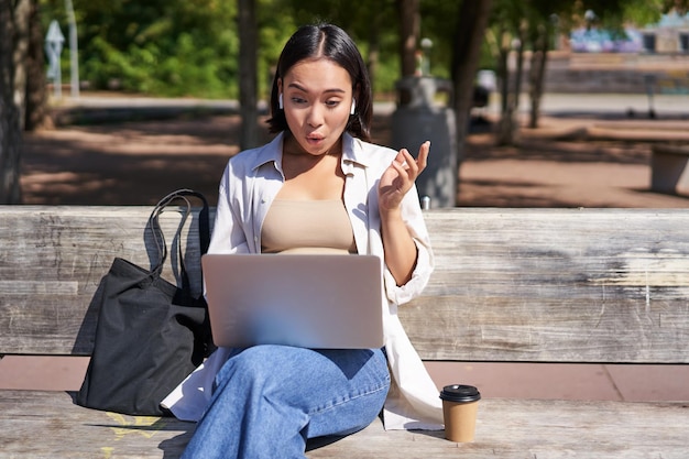 Mujer joven usando teléfono móvil