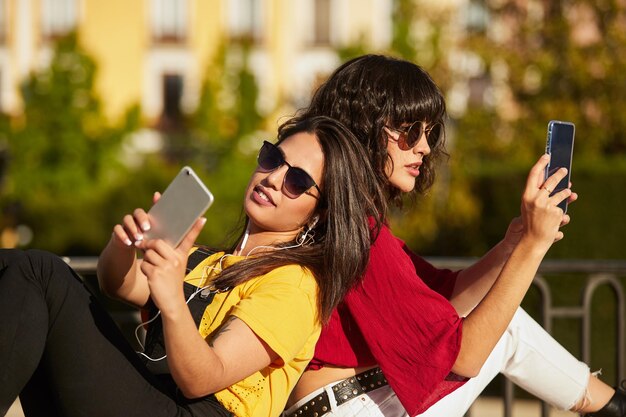 Mujer joven usando teléfono móvil